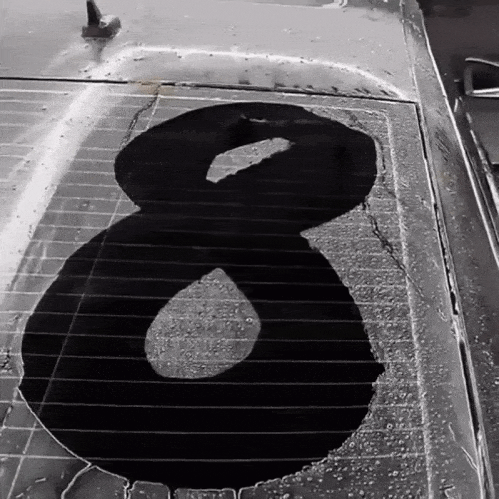 Demonstration of Optimo™ PRO Hydrophobic Sponge on car rear window - visible water-repellent effect, water slides off immediately after application of the rain-repellent hydrophobic treatment.