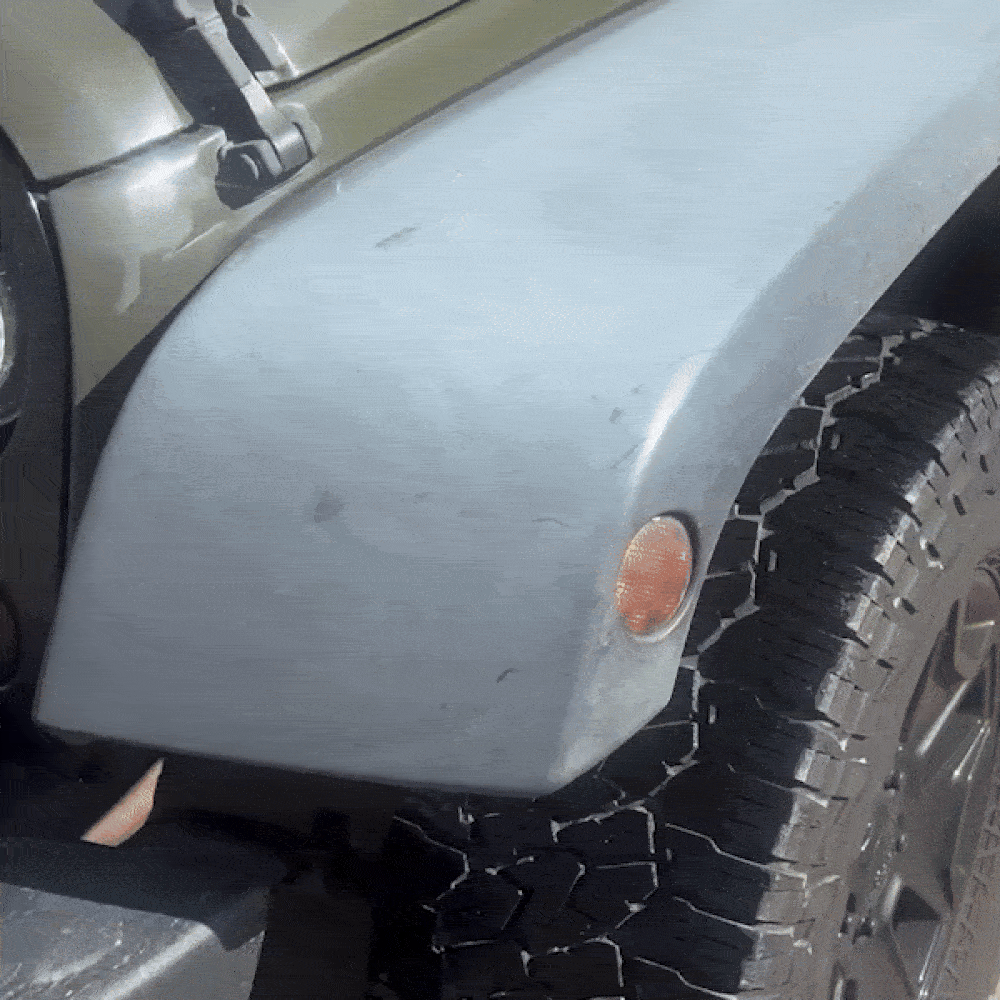 Demonstration of Optimo™ PRO Plastic Restorer on exterior car plastic – the dull surface instantly regains a deep, uniform black shine after applying the restoring product.