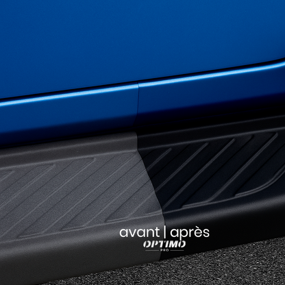 Comparatif avant après du Restaure Plastique Optimo™ PRO sur un bas de caisse de voiture. La partie gauche est terne et grise, tandis que la partie droite est ravivée, noire et brillante. Résultat immédiat après application, effet longue durée contre l’usure et la saleté.